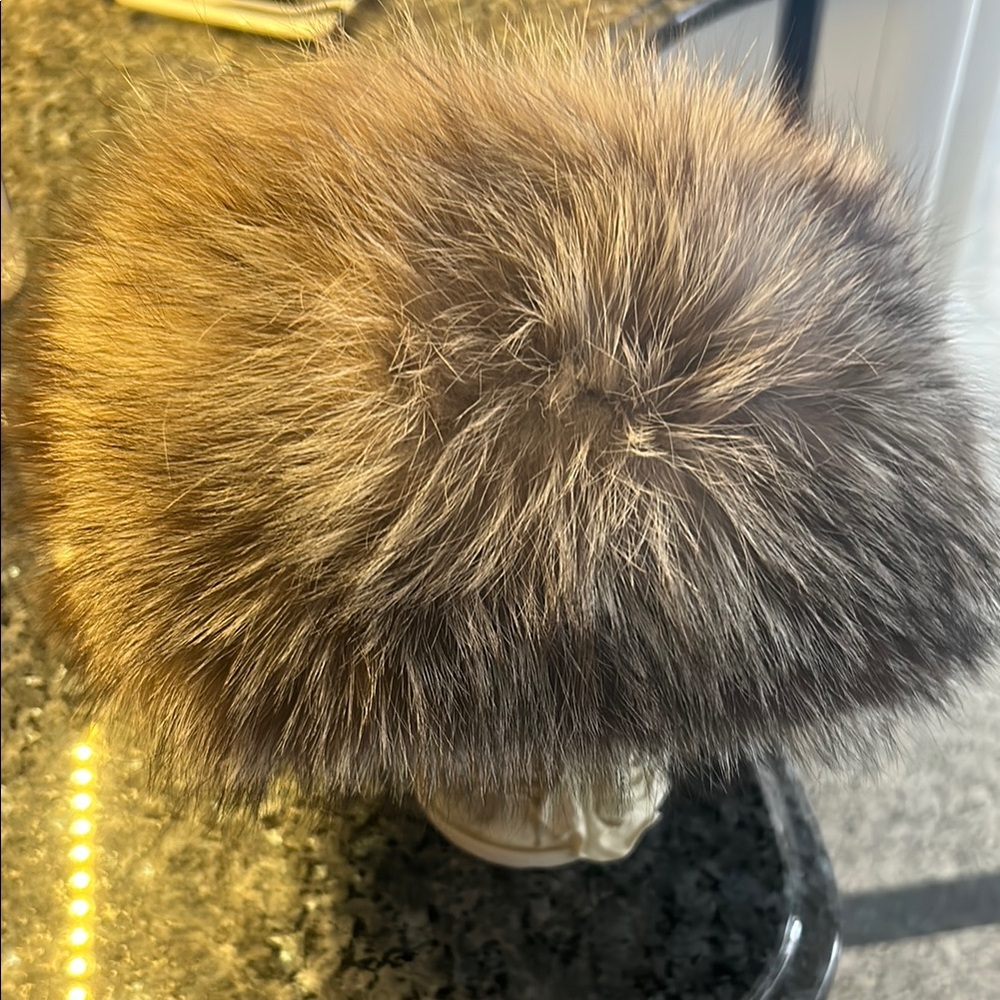 GENUINE SILVER FOX FUR HAT..NEVER WORN..CASHMERE KNIT BASE..GORGEOUS